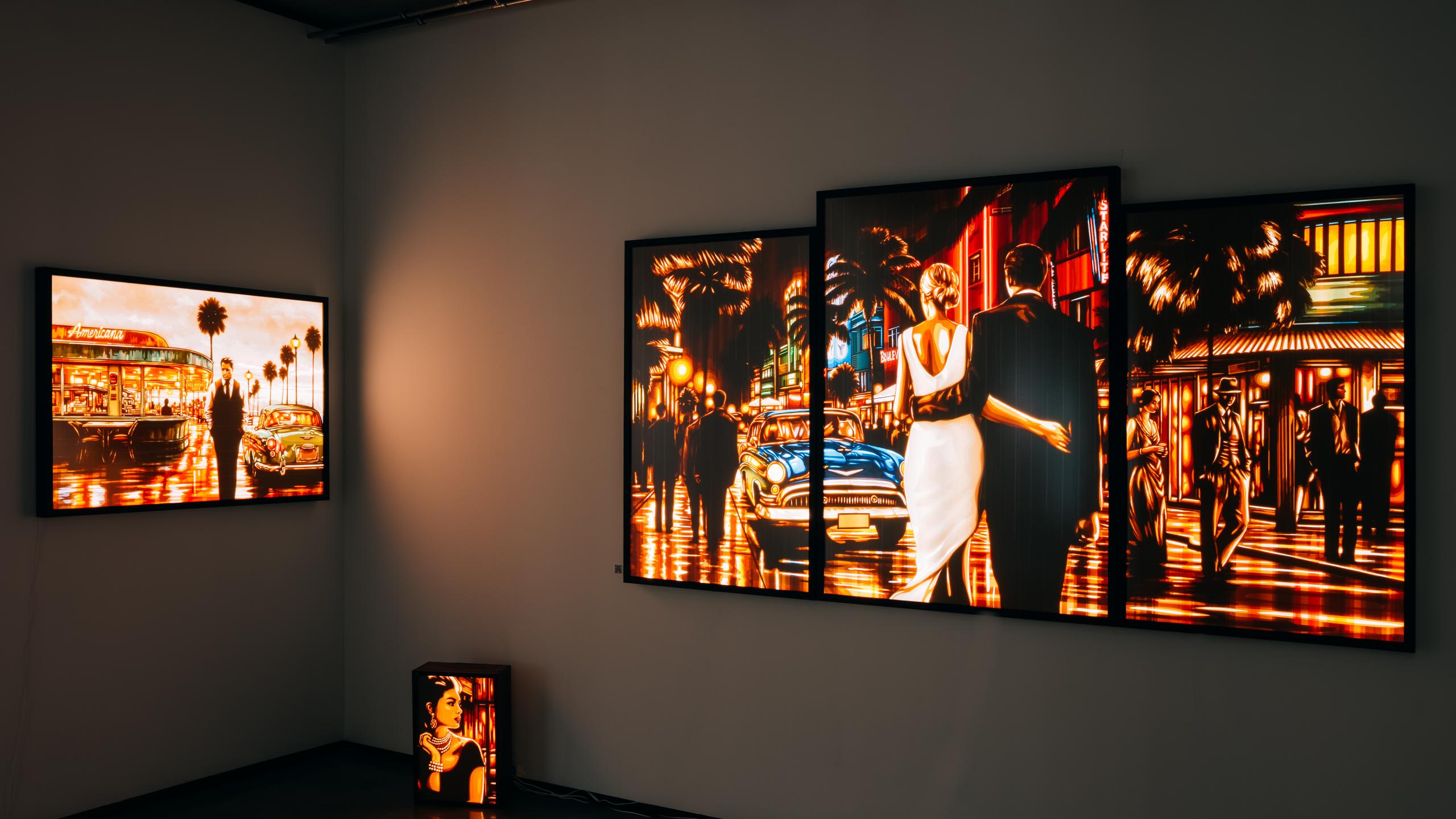 Beleuchtete Kunstausstellung mit leuchtenden Retro-Bildern im Stil der 1950er Jahre – elegante Paare auf nächtlicher Straße, Oldtimer, Palmen und leuchtende Farben. Moderne Galeriewand mit mehreren großformatigen, stimmungsvoll beleuchteten Kunstwerken.