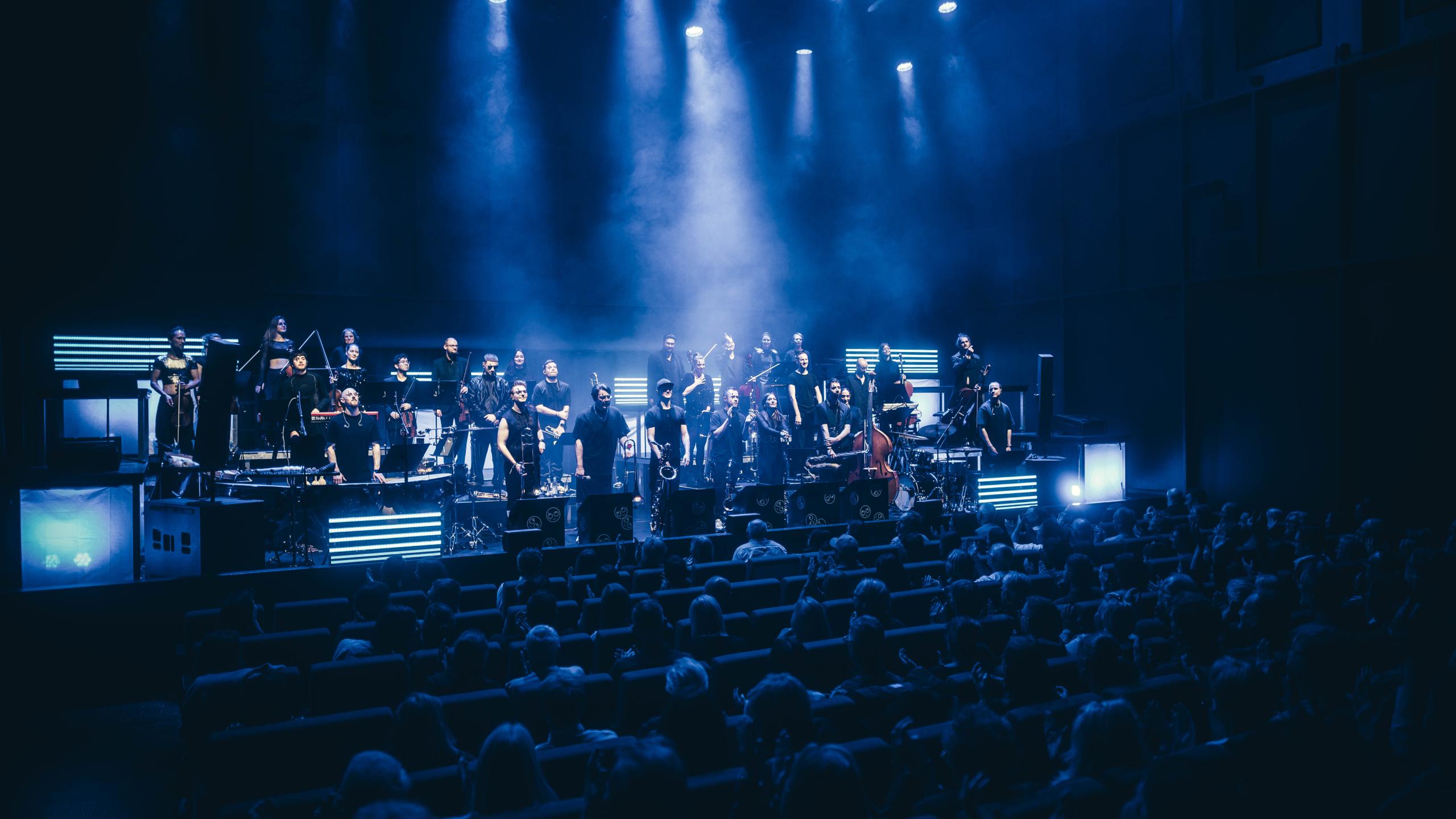 Konzertszene bei „Eine Technosinfonie“ im Bergson Kunstkraftwerk: Jazzrausch Bigband mit Streichern und Lichtinszenierung auf der Bühne des Elektra Tonquartiers vor voll besetztem Saal.