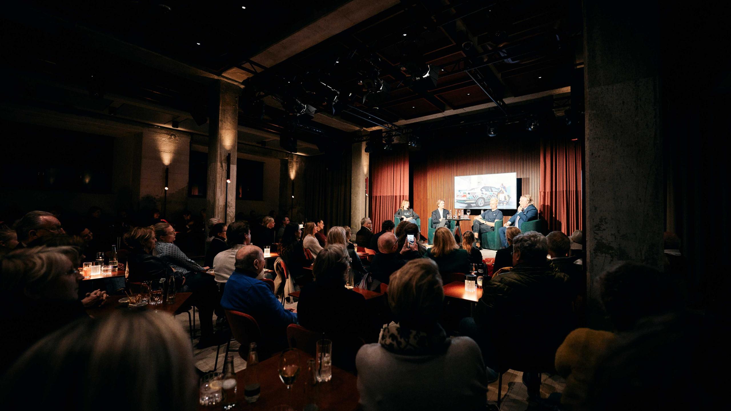 Podiumsdiskussion in gemütlicher Clubatmosphäre im Bergson Kunstkraftwerk – Gesprächsrunde bei Kerzenlicht vor interessiertem Publikum.