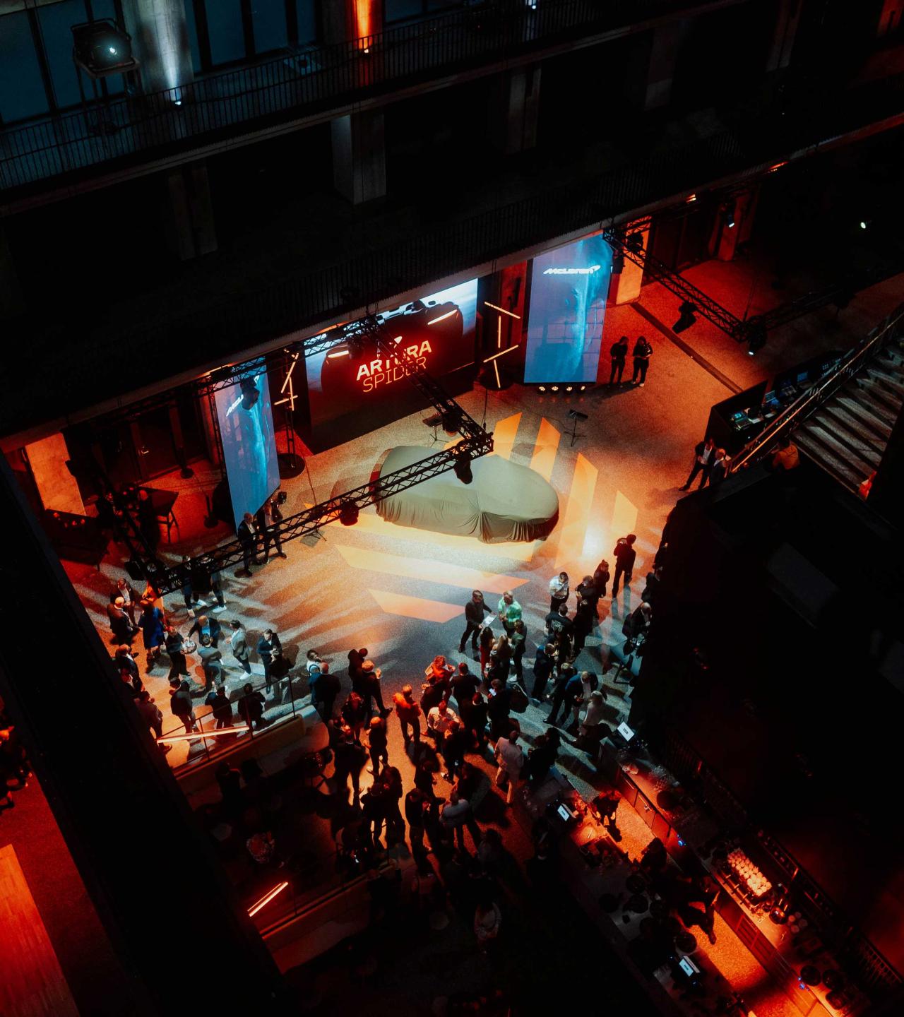 Exklusive Fahrzeugpräsentation im vollbesetzten Atrium des Bergson Kunstkraftwerks bei McLaren-Event
