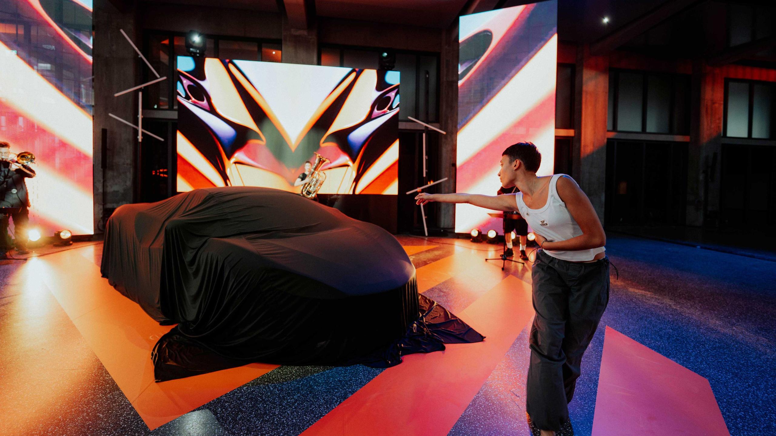 Performer inszeniert Unveiling-Show beim exklusiven McLaren Artura Spider Launch im Bergson Kunstkraftwerk