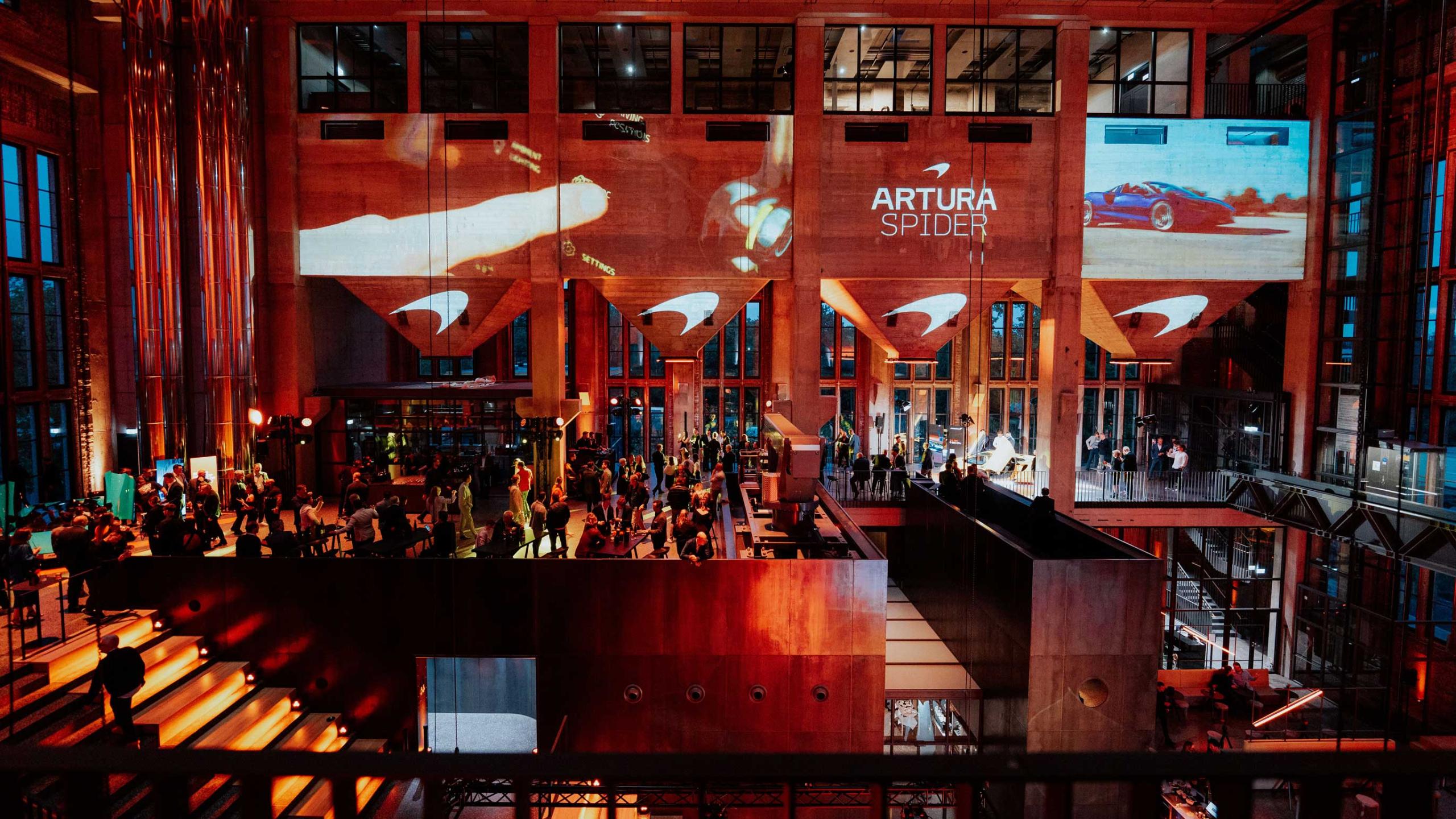 Stimmungsvolle Projektionen und Eventbetrieb auf der Beletage des Bergson Kunstkraftwerks während Artura-Vorstellung