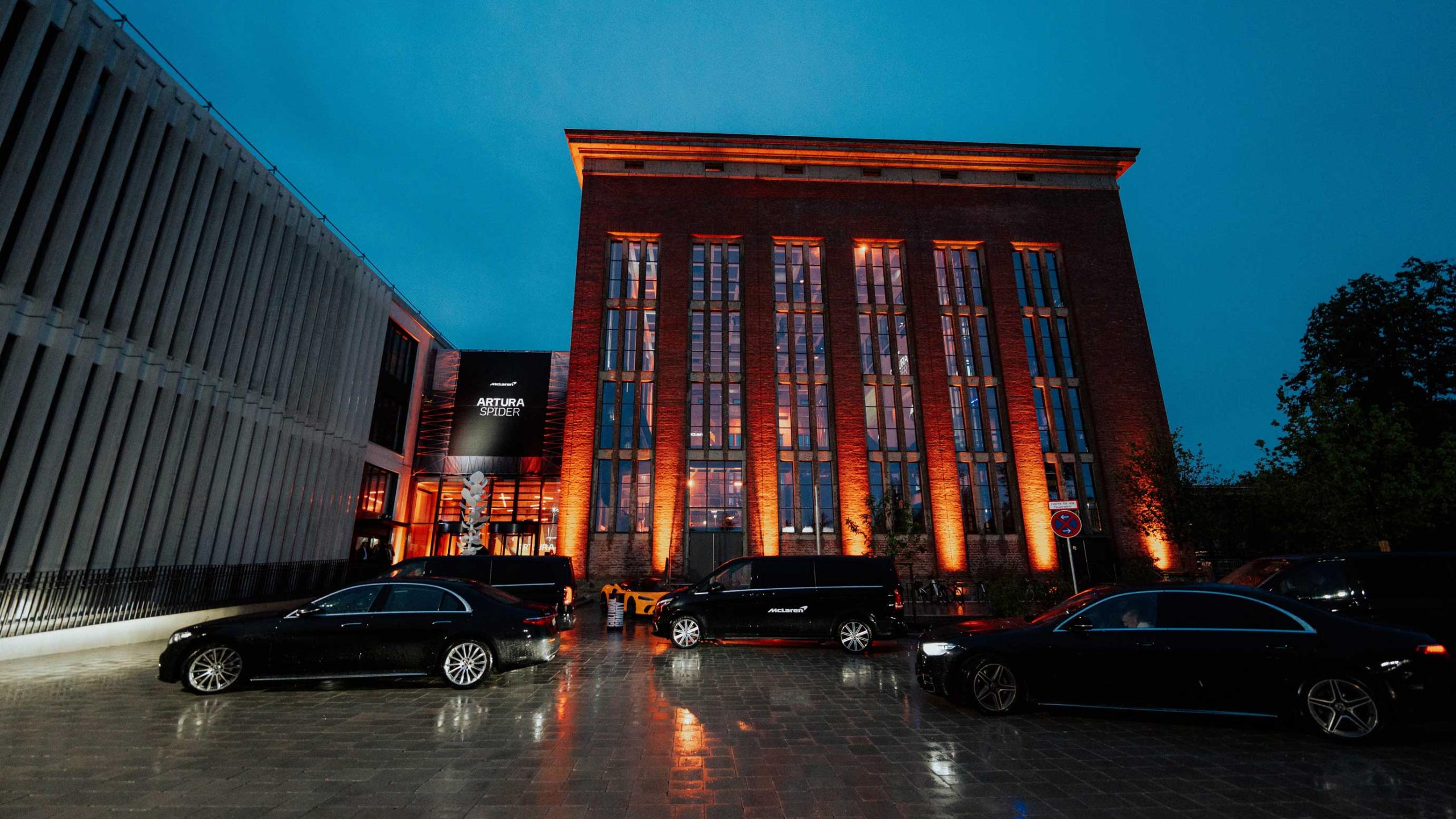 Eindrucksvoll beleuchtete Außenansicht des Bergson Kunstkraftwerks bei McLaren Artura Spider Launch