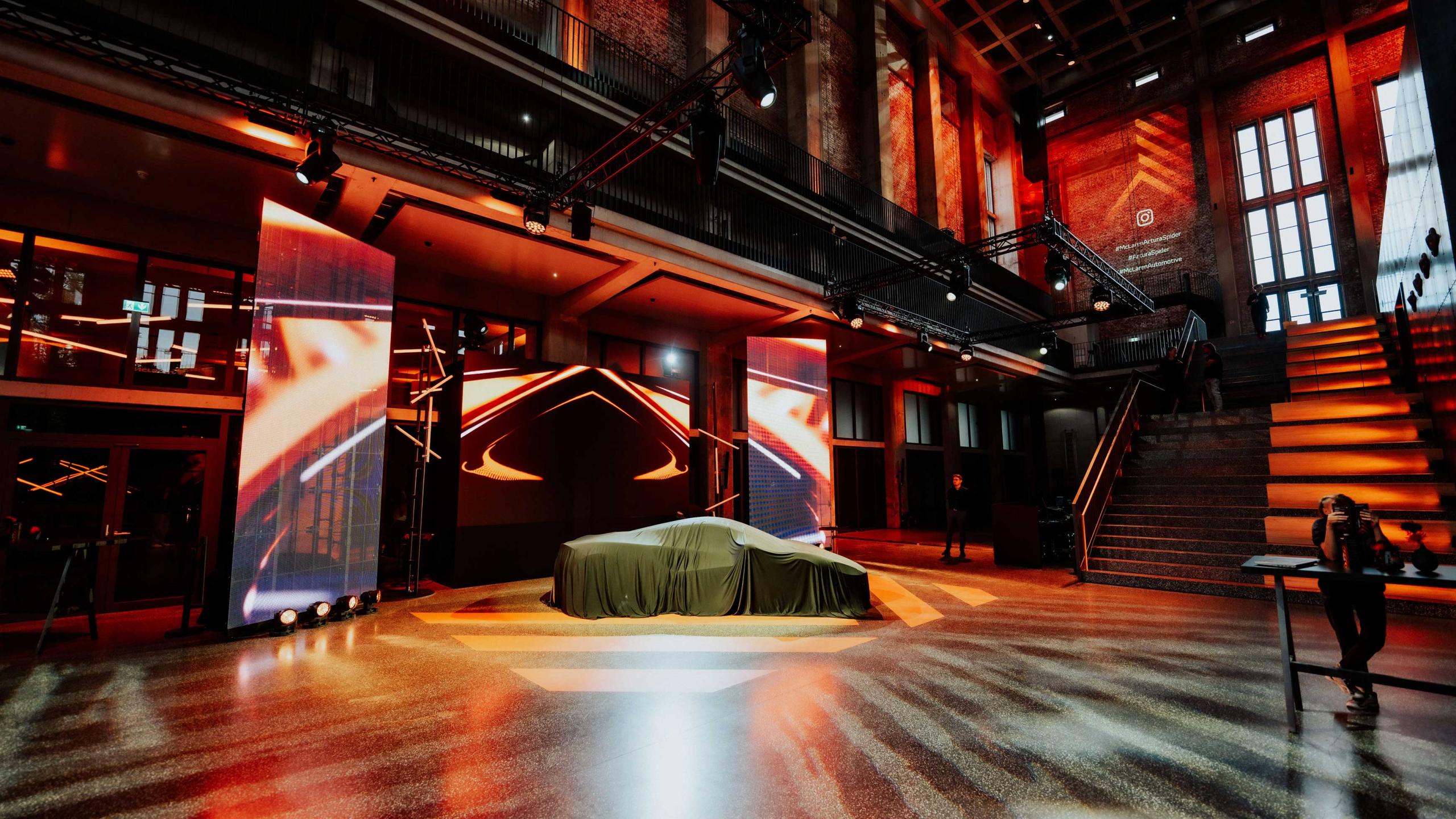 Unveiling-Setup mit LED-Wänden und Bühnenlicht für McLaren Event im Bergson Kunstkraftwerk