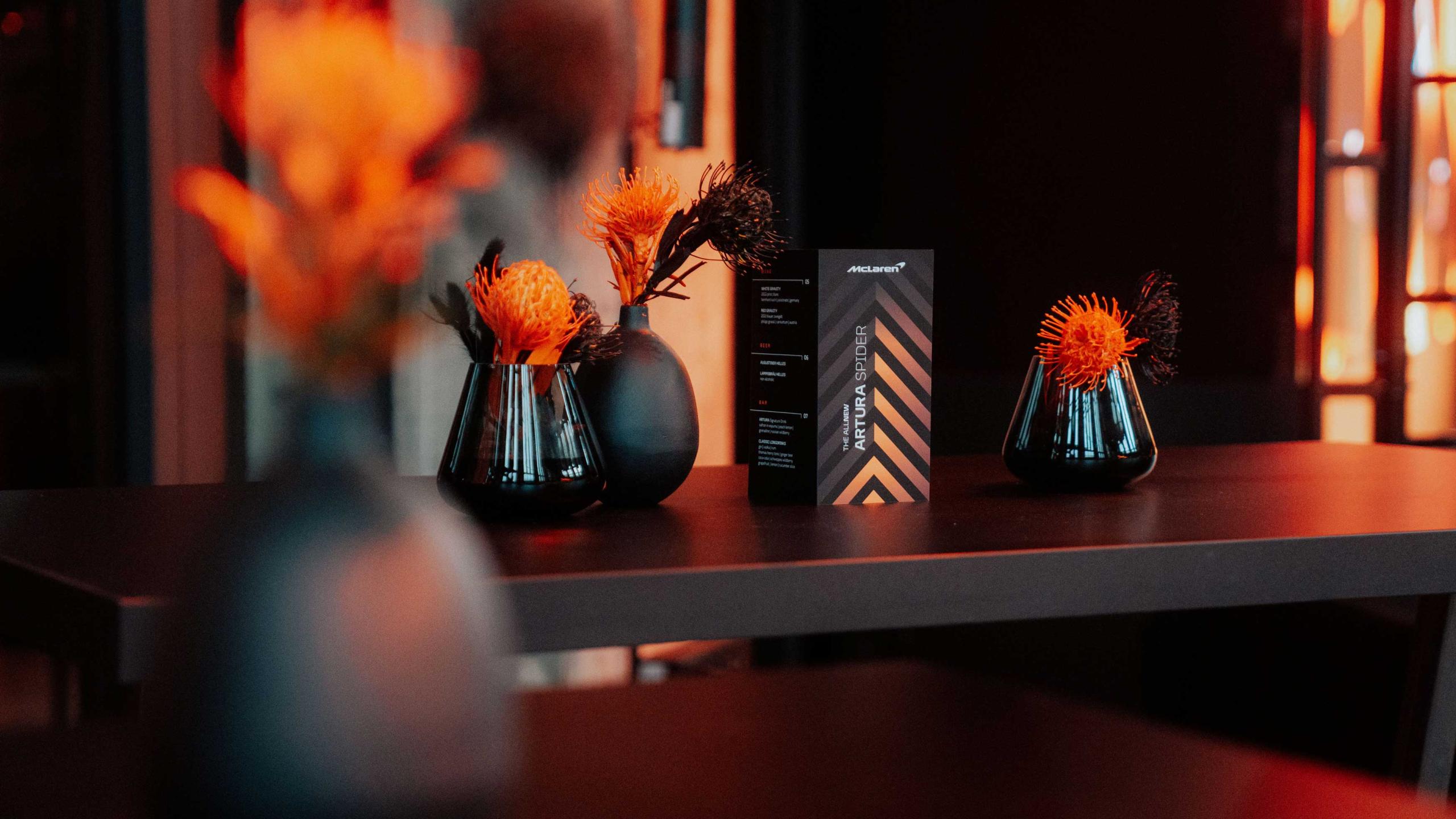 Design-Menükarte und moderne Dekoration beim McLaren Artura Event im Bergson Kunstkraftwerk