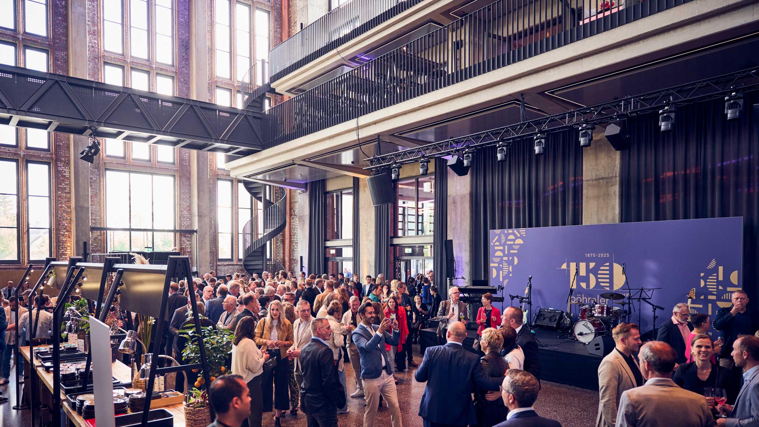 Festlicher Jubiläumsakt mit Live-Musik auf der Bergson Bühne