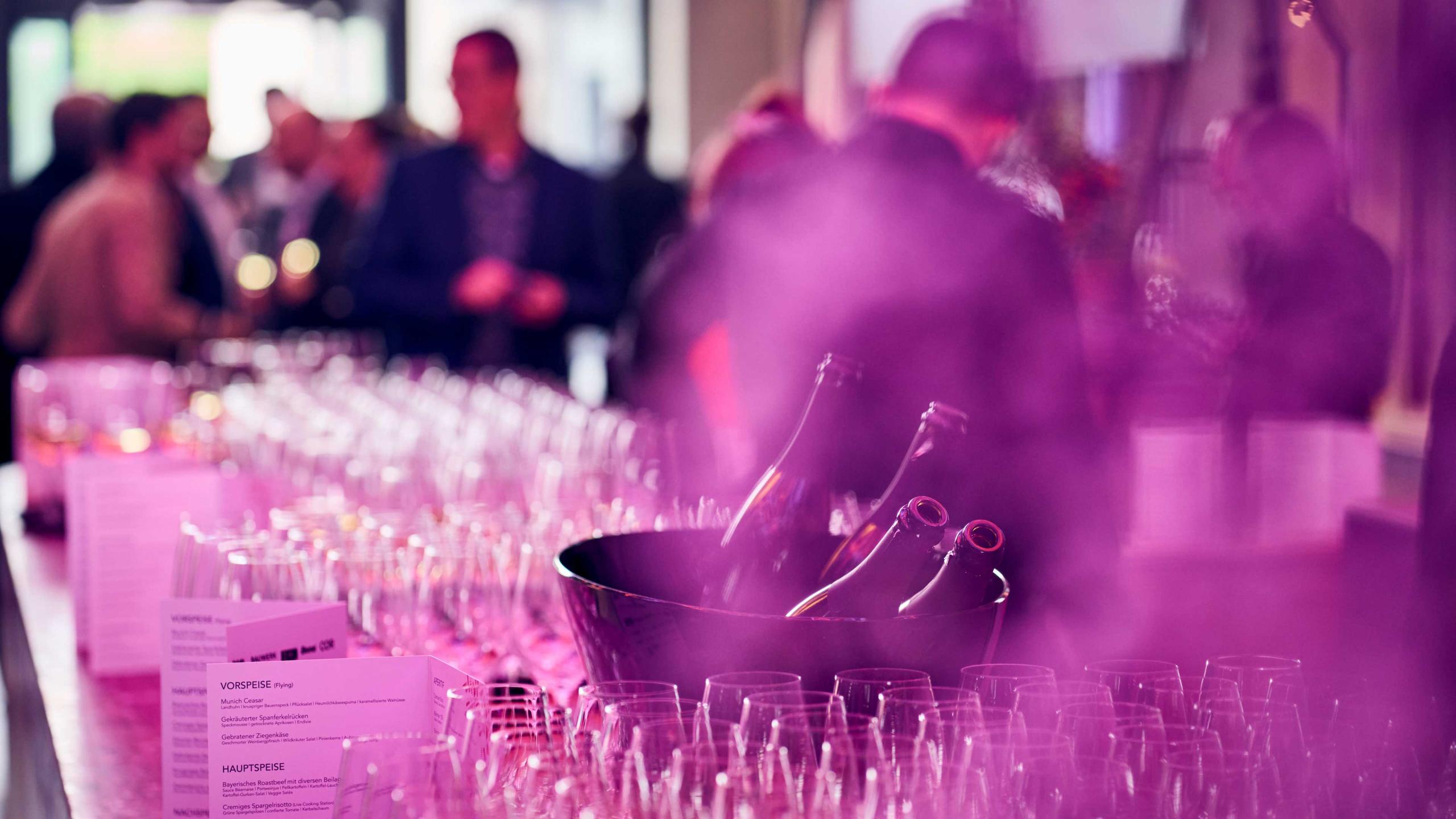 Feierlicher Sektempfang mit stilvollem Flying Buffet zur Jubiläumsfeier