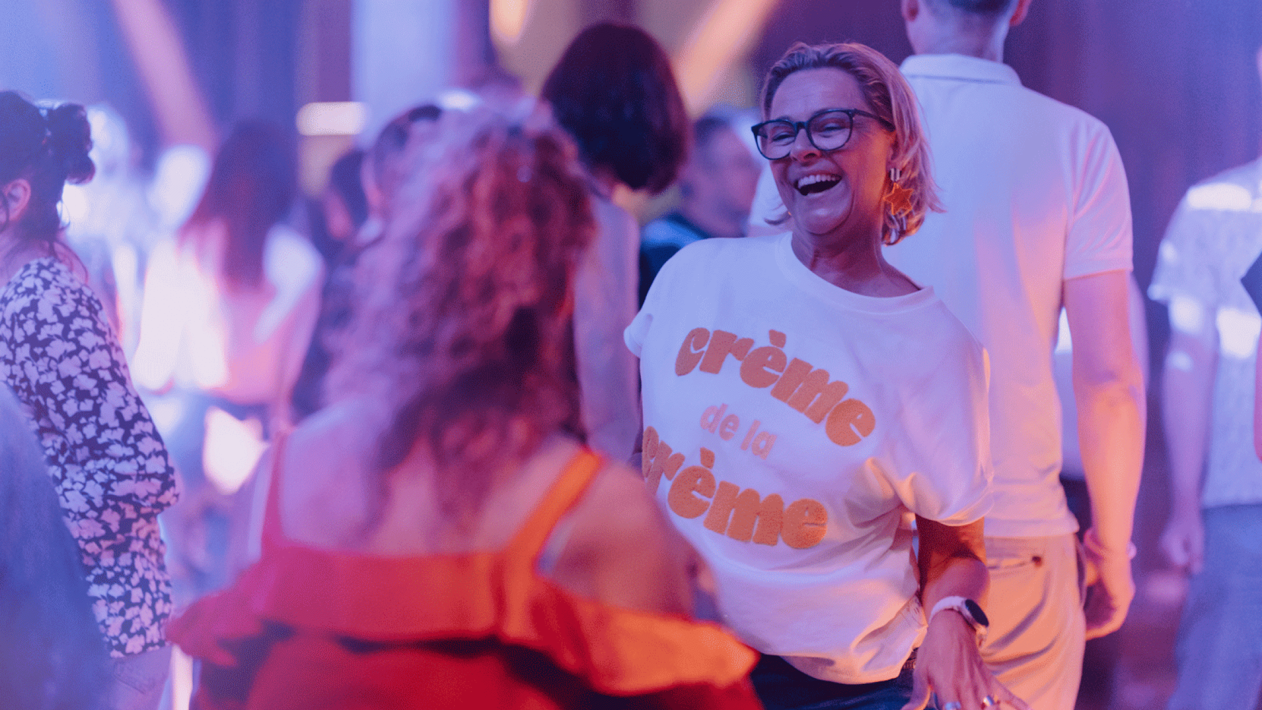 Event-Atmosphäre im Bergson: Gäste tanzen und feiern bei stimmungsvoller Beleuchtung – lebendiges Nachtleben, 80er Party und Kulturveranstaltung