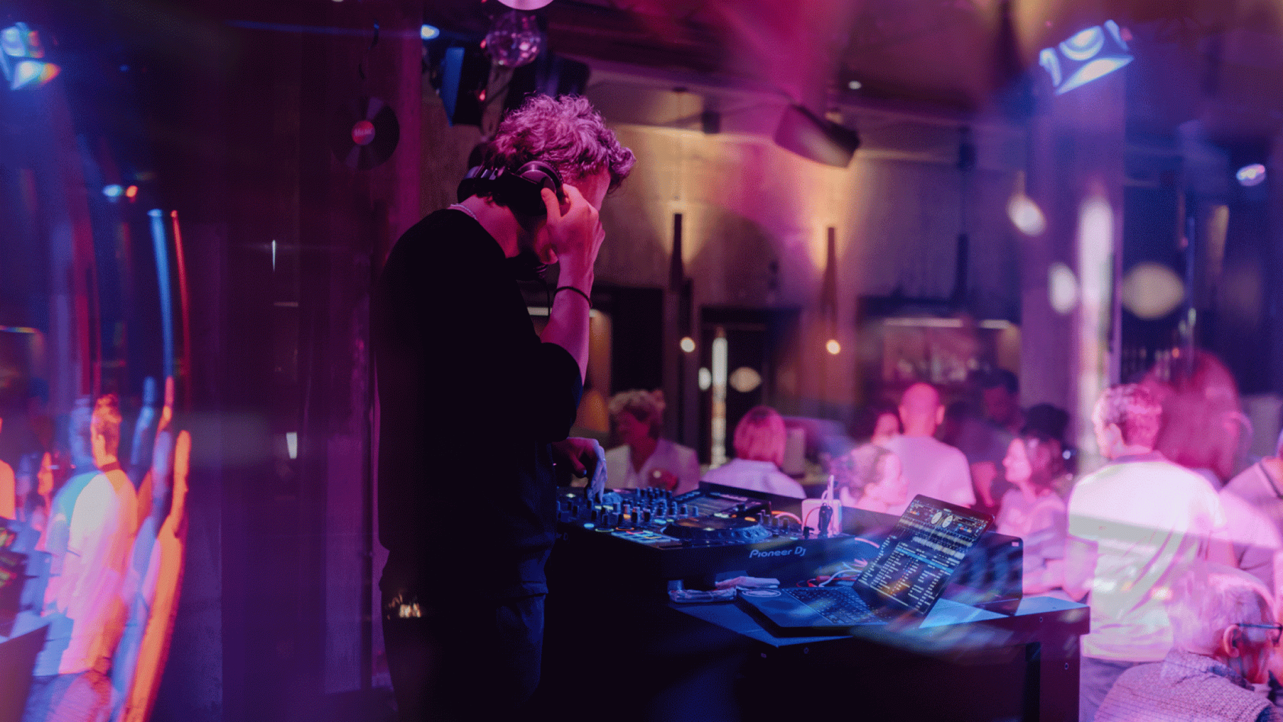 DJ legt im Bergson auf 80er Party auf – Club- und Eventszene mit Tanzfläche, Musik, Nightlife und moderner Veranstaltungslocation