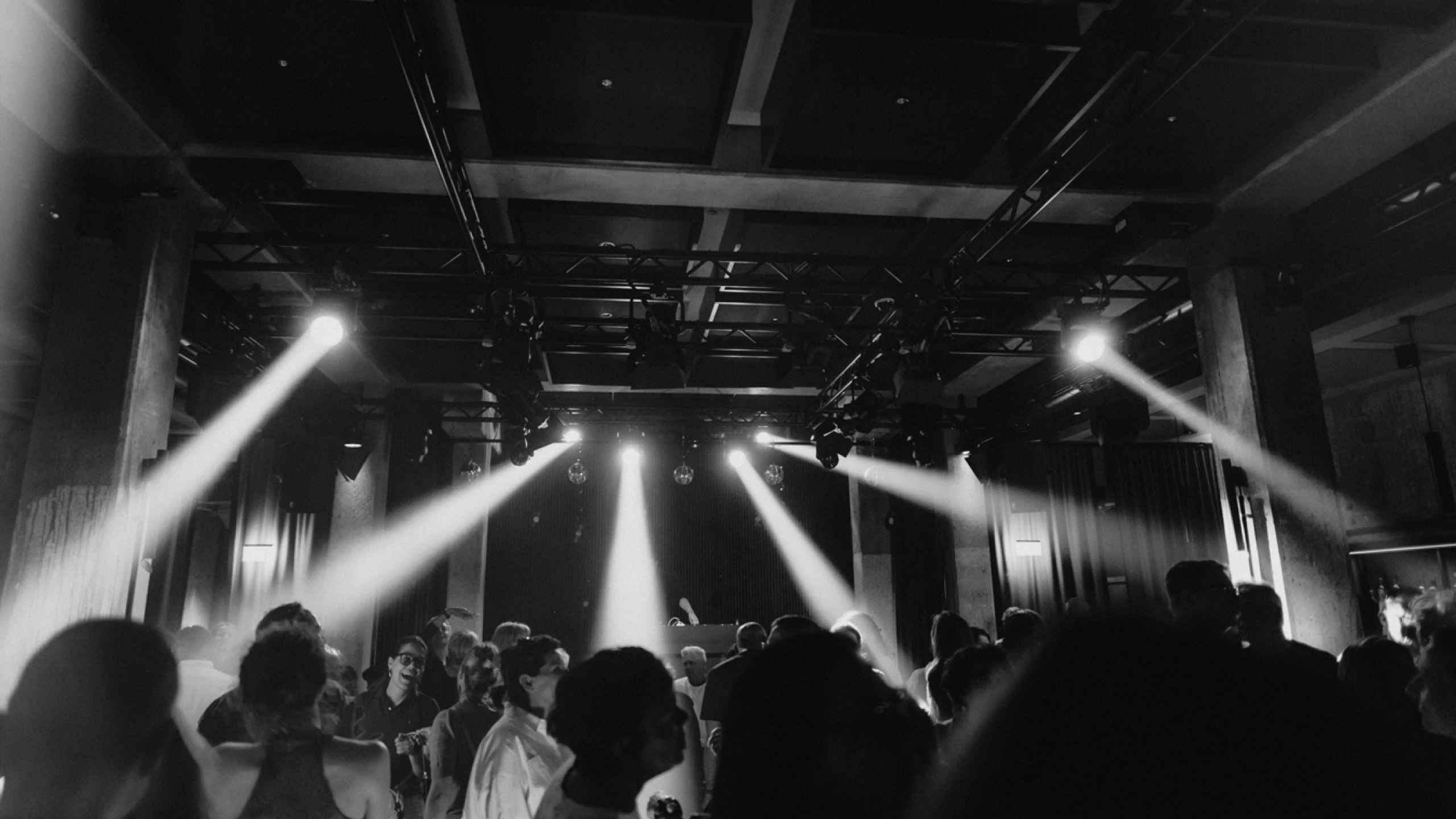 Club- und Eventszene im Bergson mit tanzenden Gästen unter Bühnenlicht – stilvolle 80s Party, Nightlife und Kulturveranstaltung in moderner Location
