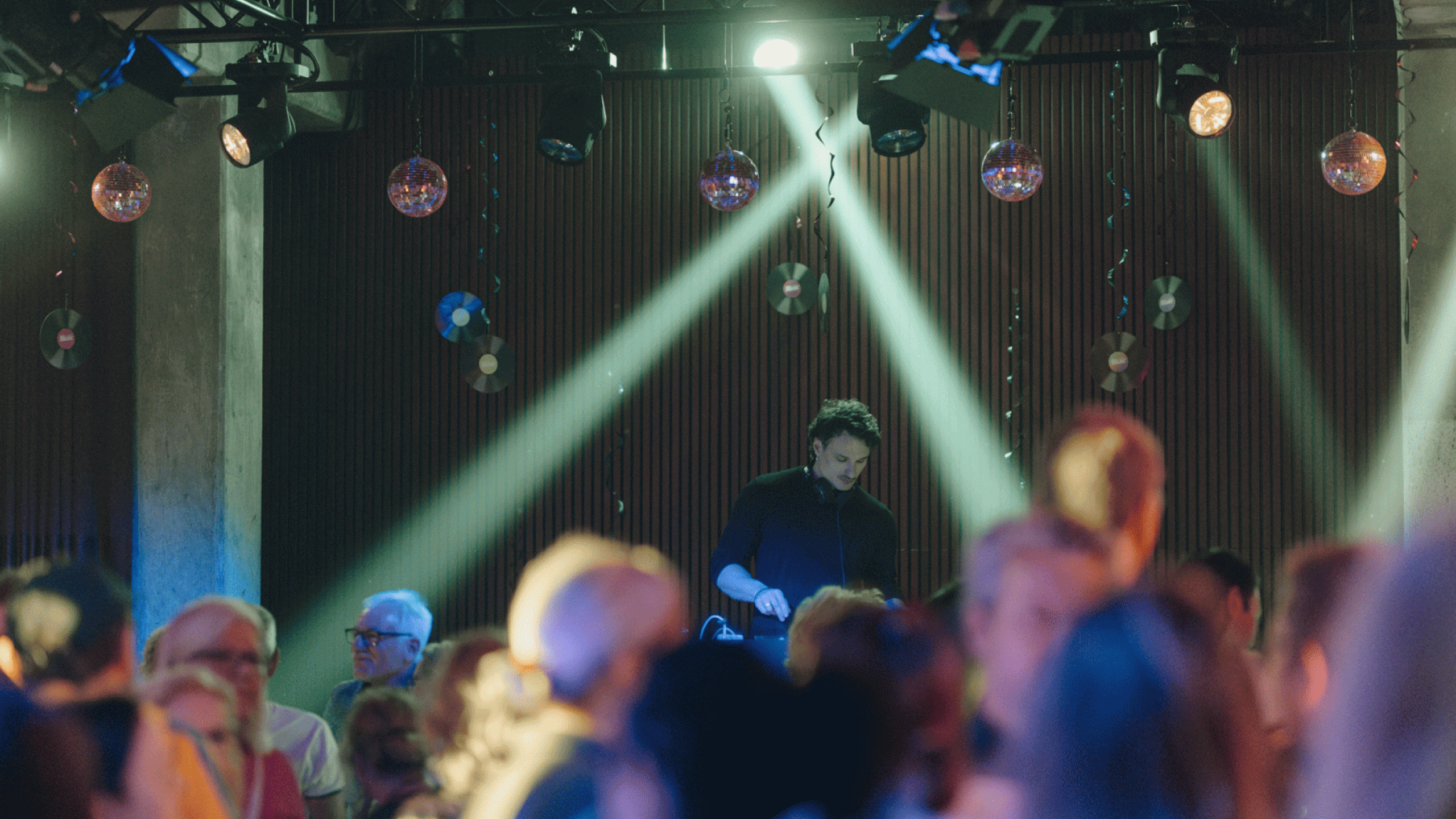 DJ-Set im Bergson vor Publikum mit Lichtstrahlen und Discokugeln – Live-Musik, Clubbing und Eventlocation für Nightlife und Kulturveranstaltungen