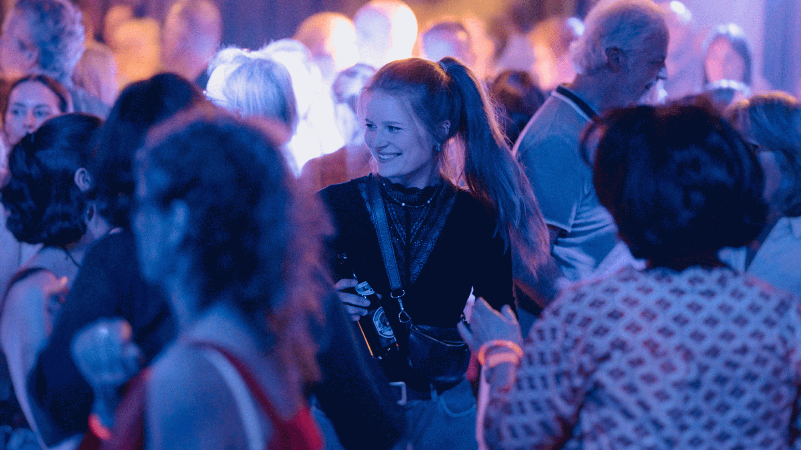 Feiernde Gäste im Bergson auf der Tanzfläche einer 80er Party – ausgelassene Stimmung, Nightlife, Musik und Eventlocation für Partys und Kulturveranstaltungen