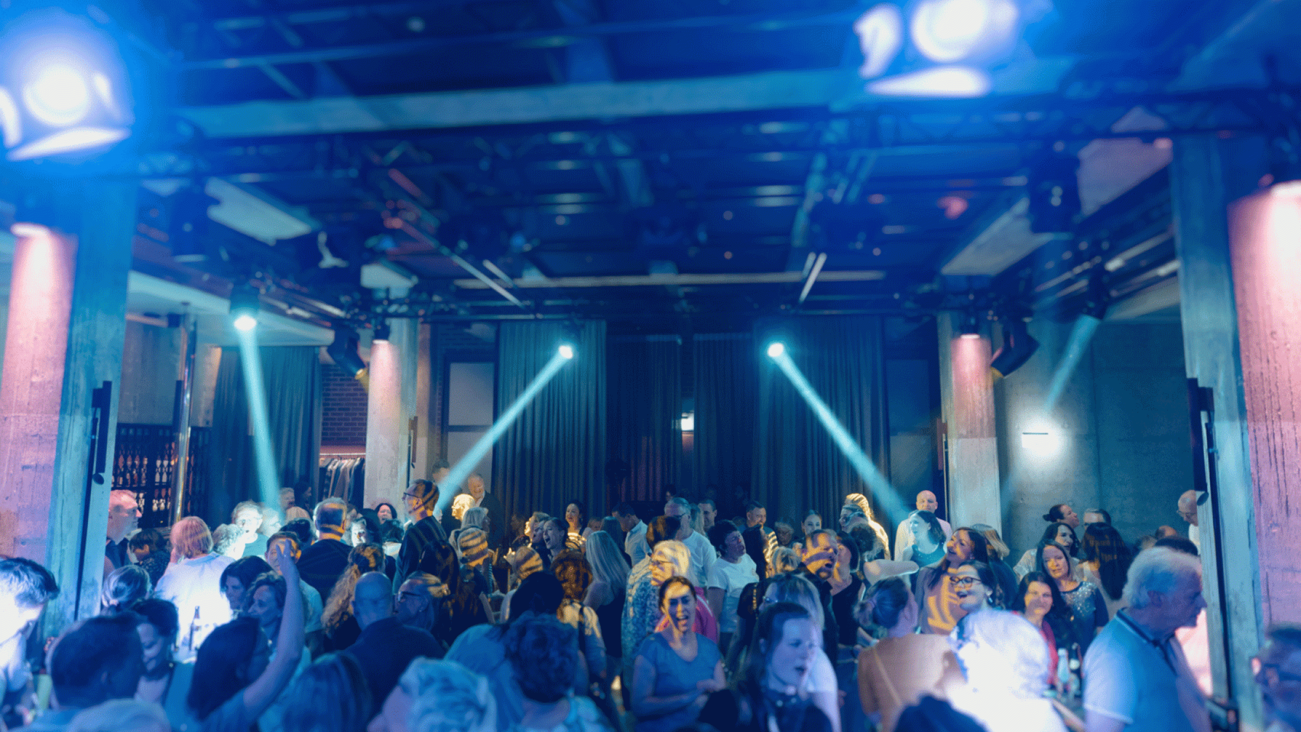 Große 80er Party im Bergson mit voller Tanzfläche, Lichtshow und vielen Gästen – Nightlife, Clubbing und Eventlocation für Musik- und Kulturveranstaltungen