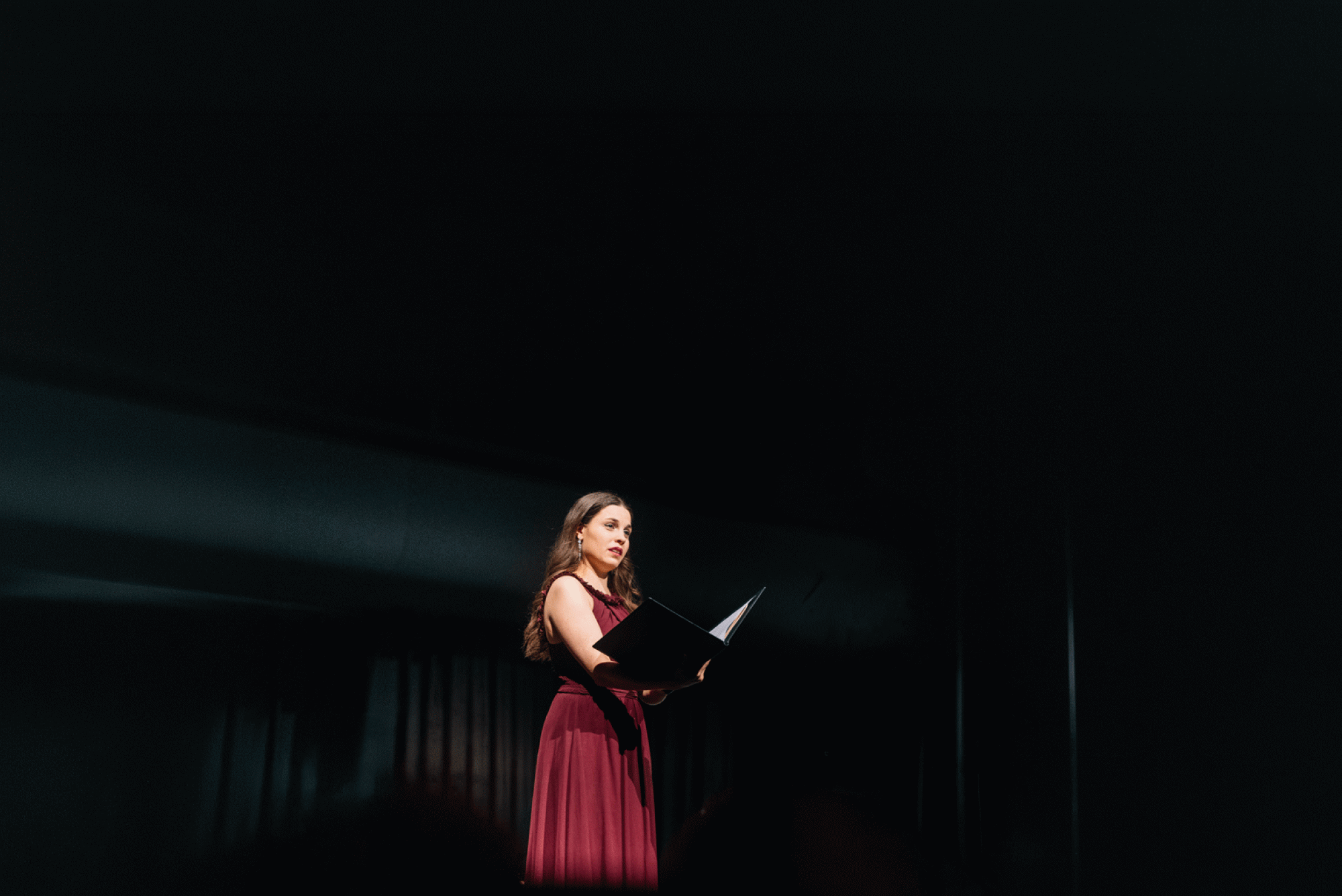 Sopranistin Serafina Starke auf der Bühne im Bergson mit Notenmappe – klassische Gesangsdarbietung, Konzert und Kulturveranstaltung