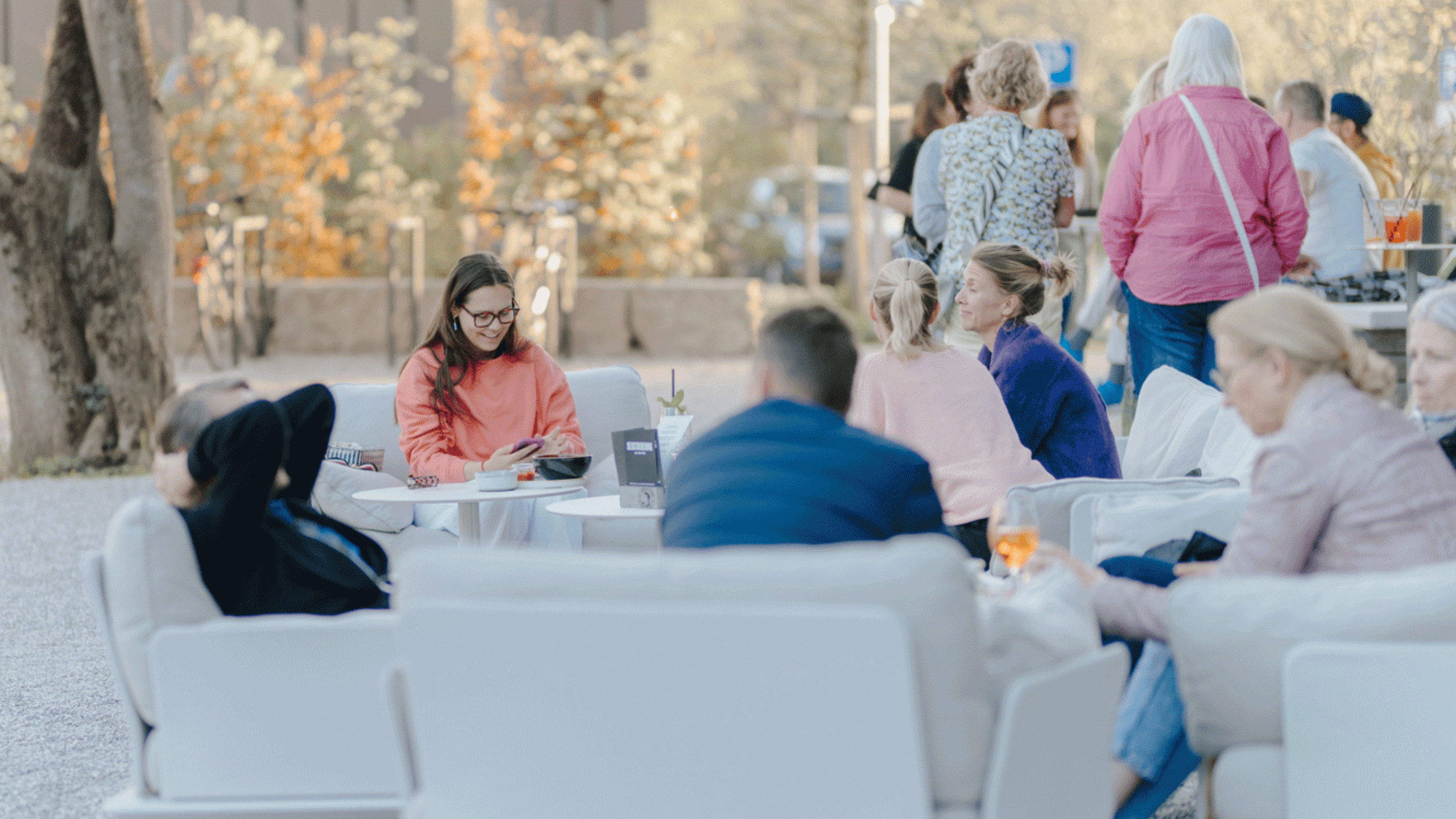 Außenbereich im Bergson mit Gästen auf Lounge-Möbeln im Grünen – entspanntes Café- und Event-Ambiente für Treffen und Veranstaltungen