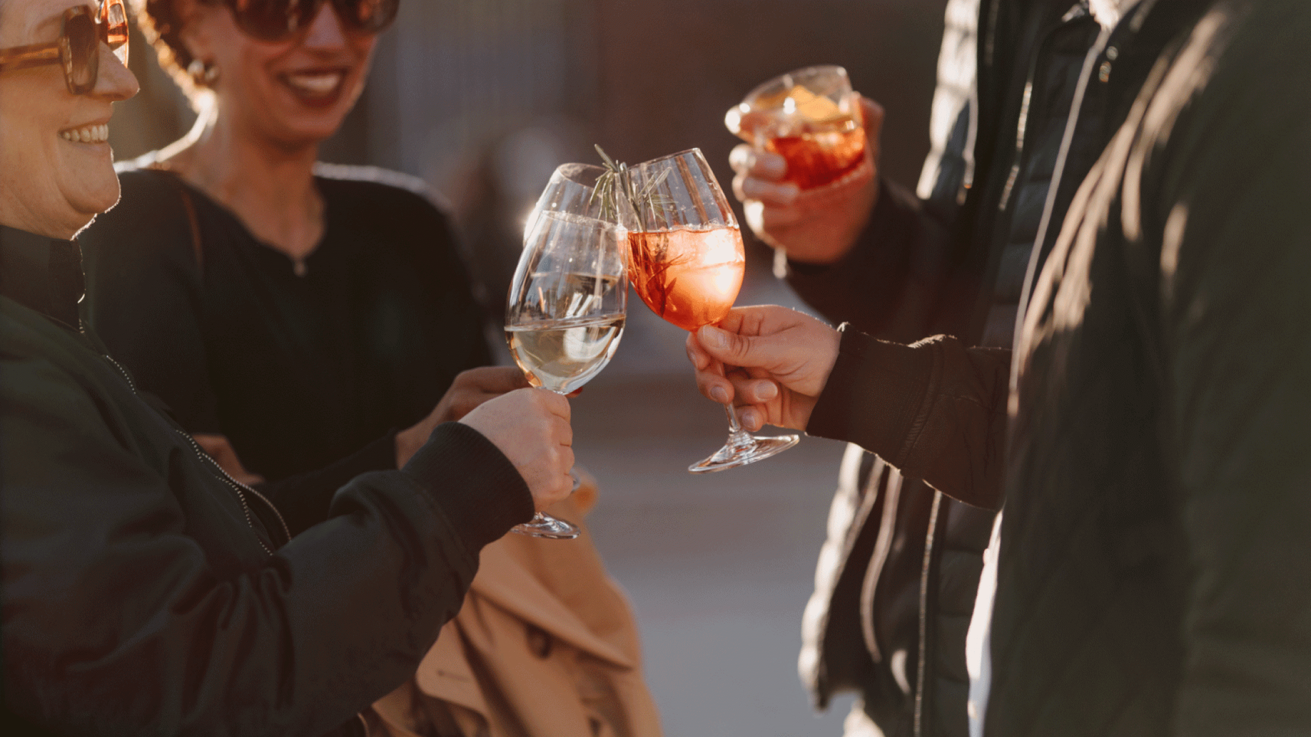 Gäste stoßen mit Aperol Spritz und Weißwein im Bergson an – geselliges Beisammensein, Afterwork, Eventlocation und stilvolles Ambiente im Außenbereich