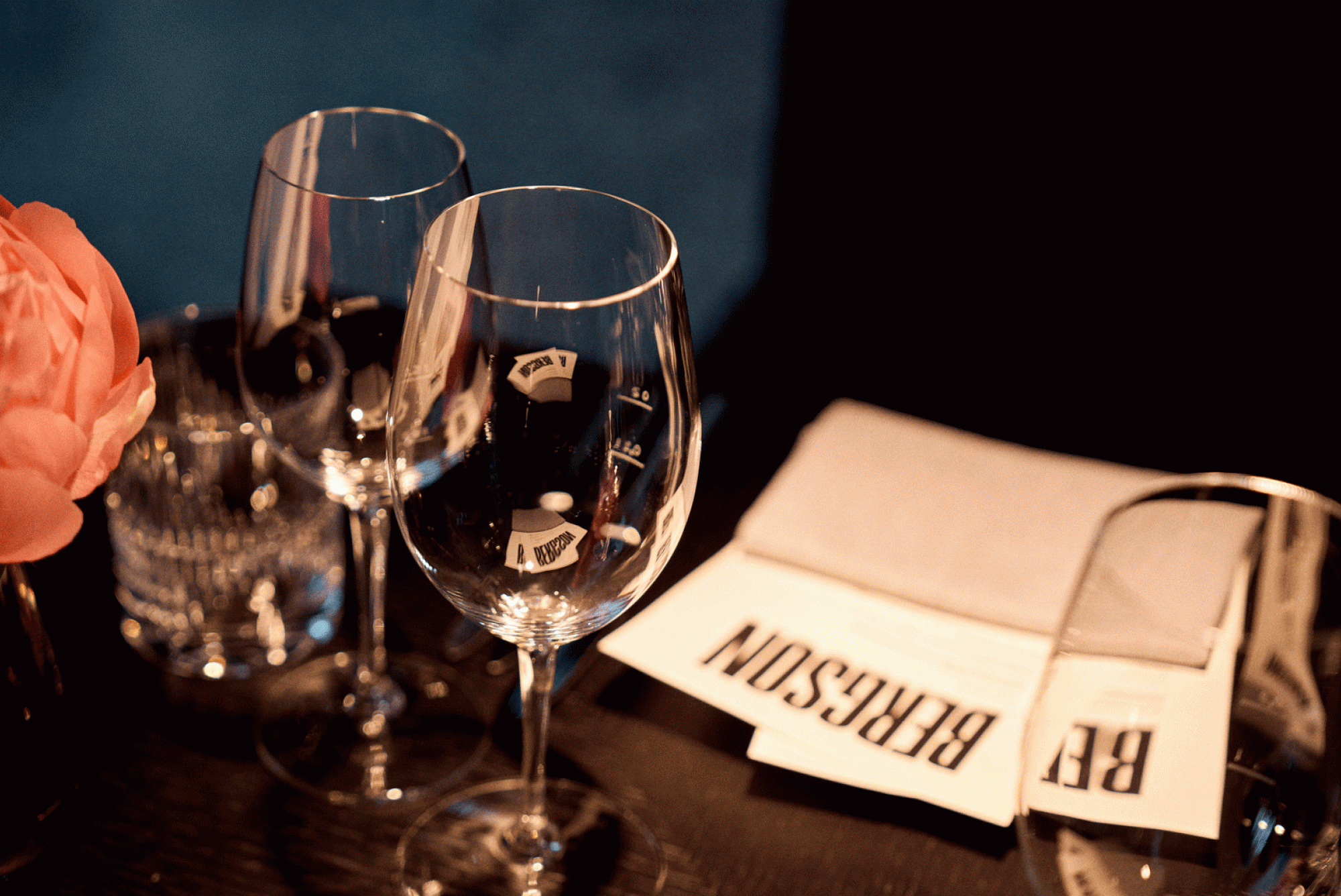 Weingläser im Restaurant Zeitlang des Bergson