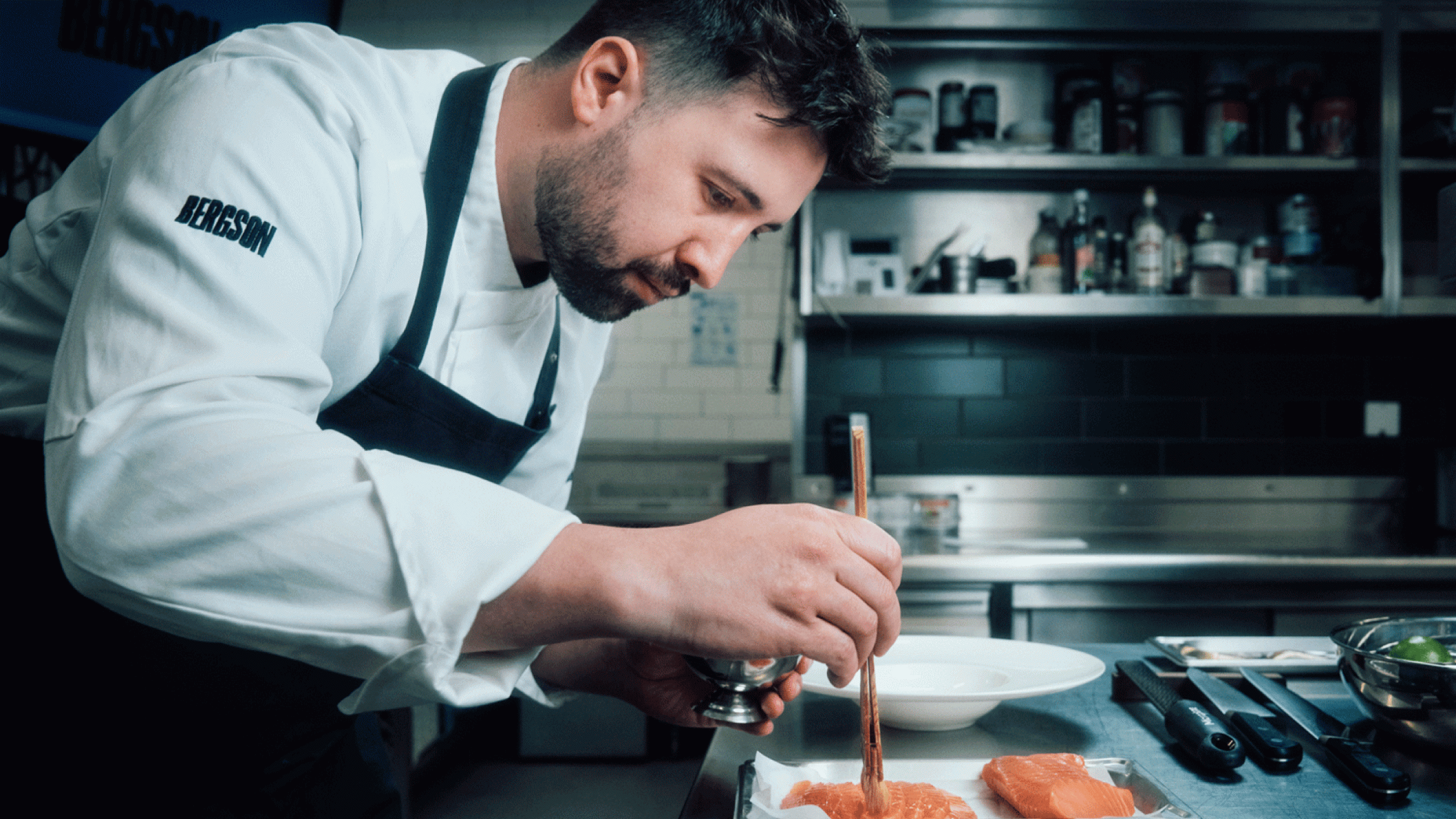 Koch richtet Lachs an in der Küche des Restaurant Zeitlang