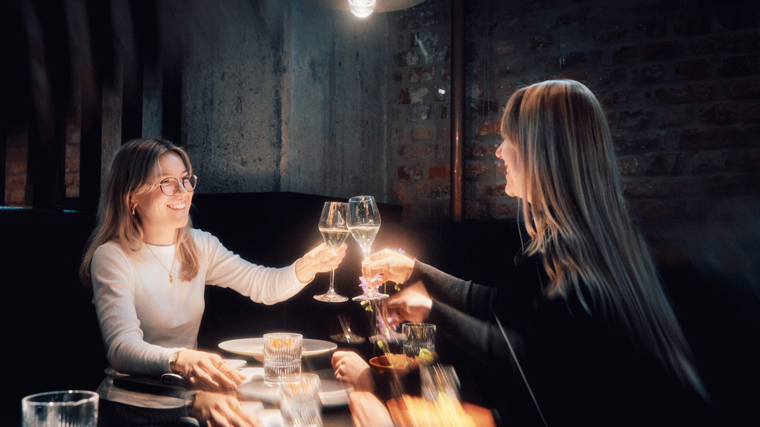 Gäste stoßen im Restaurant Zeitlang mit Sekt an