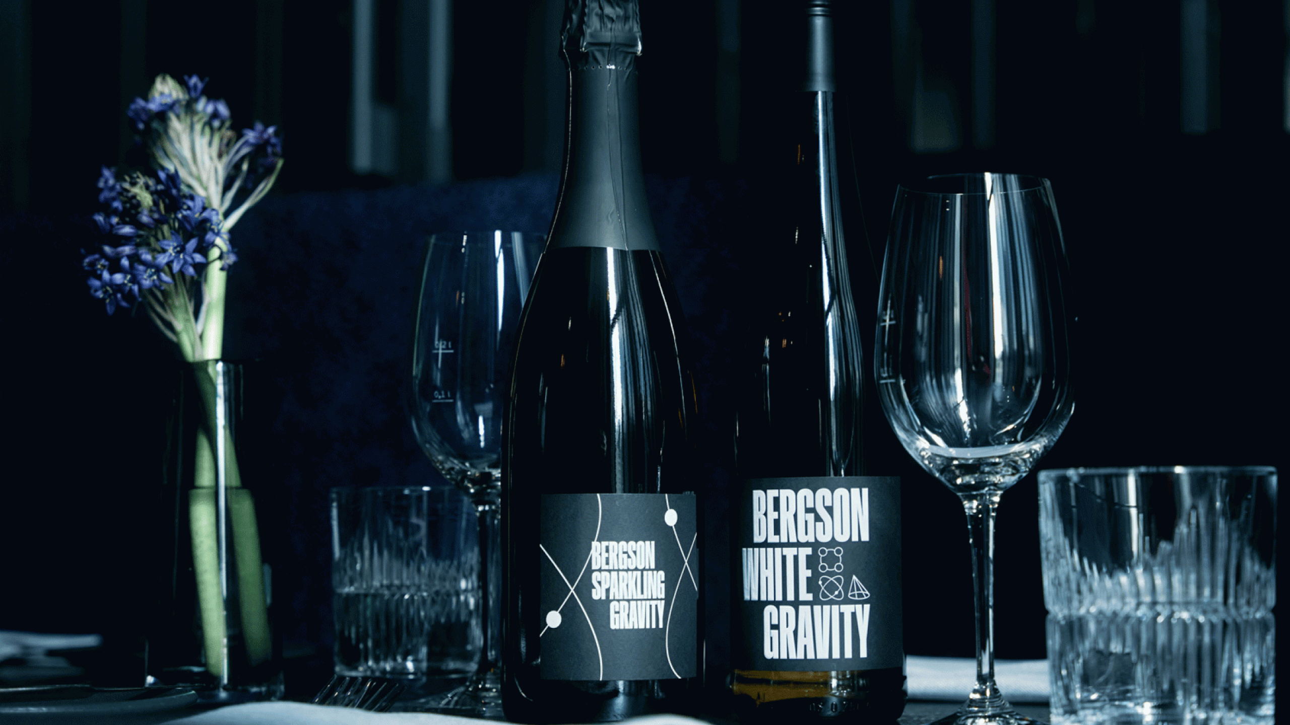 Sekt ,,Bergson Sparkling Gravity" und der Weißwein ,,Bergson White Gravity" schön angerichtet im Restaurant Zeitlang
