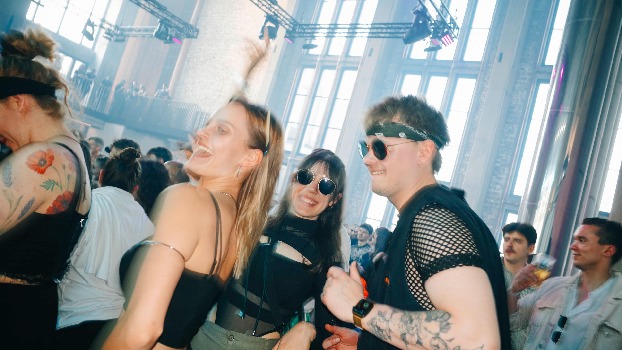 Drei junge Menschen tanzen beim Day Rave im Bergson