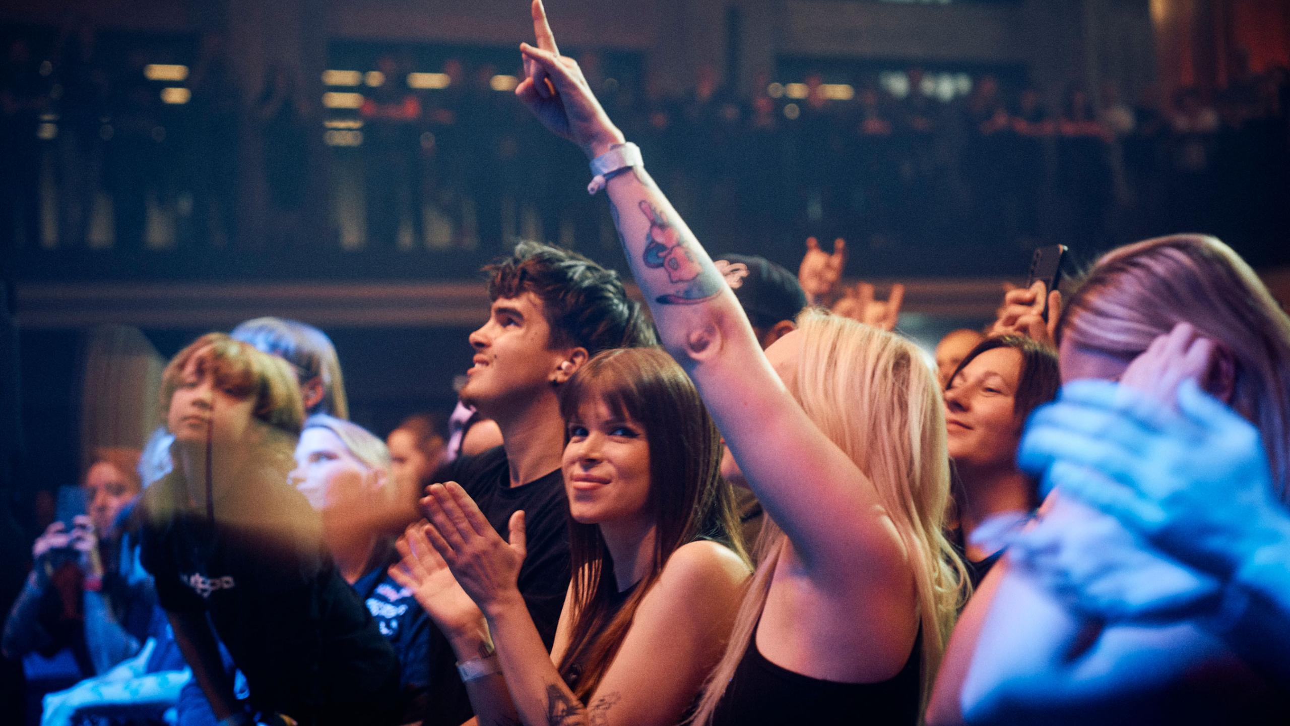 junge Menschen feiern in der Menge beim Metal Fest im Bergson