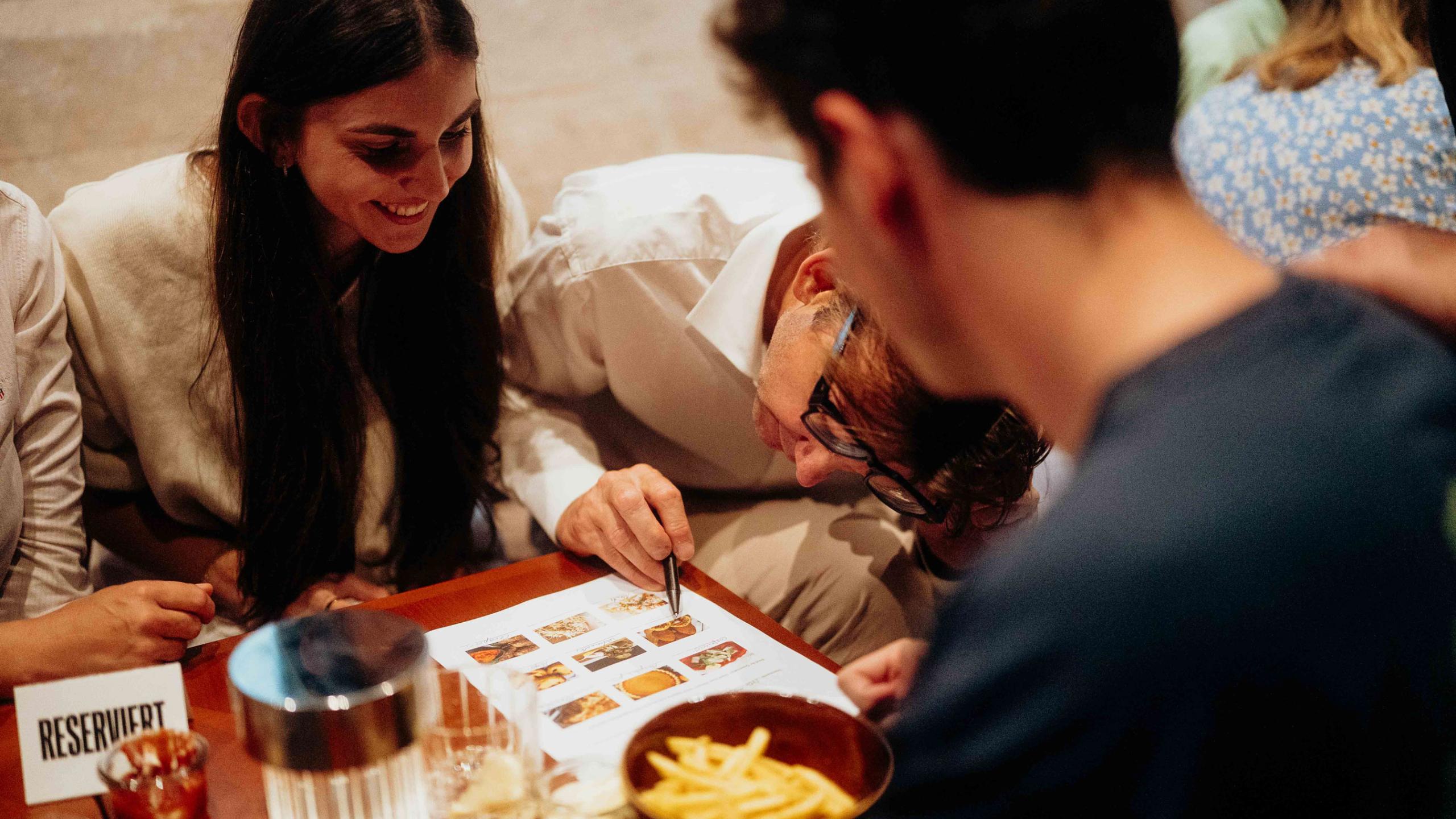 junge Menschen rätseln gemeinsam beim Bergson Pubquiz