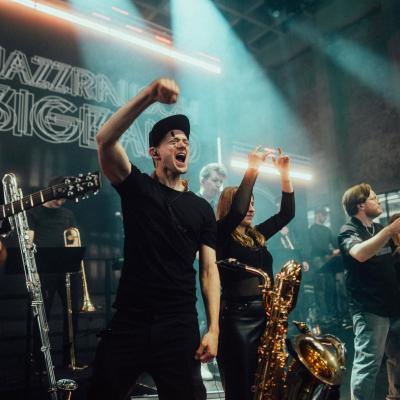 Jazzrausch BigBand während einer ihrer mitreißenden Shows auf der Bühne