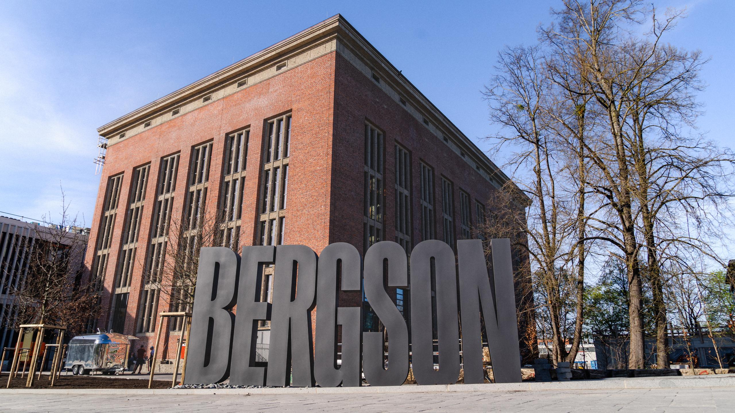 Bergson Kunstkraftwerk Aussen mit Schriftzug