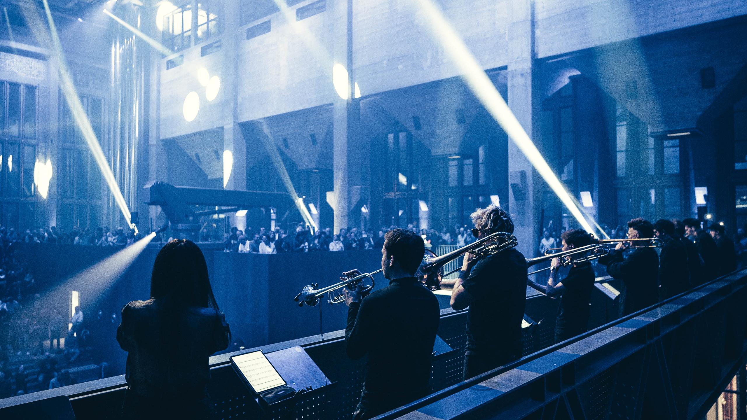 Bergson Kunstkraftwerk Party auf der Bruecke