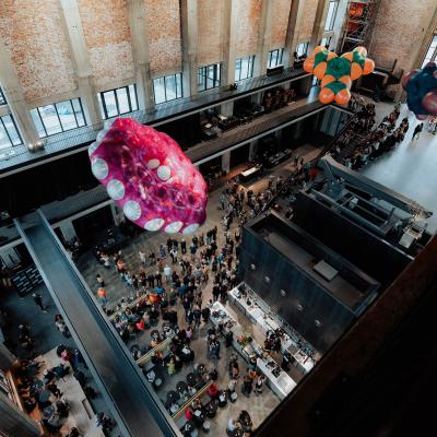 Monira Al Qadiri im Atrium des Bergson Kunstkraftwerk