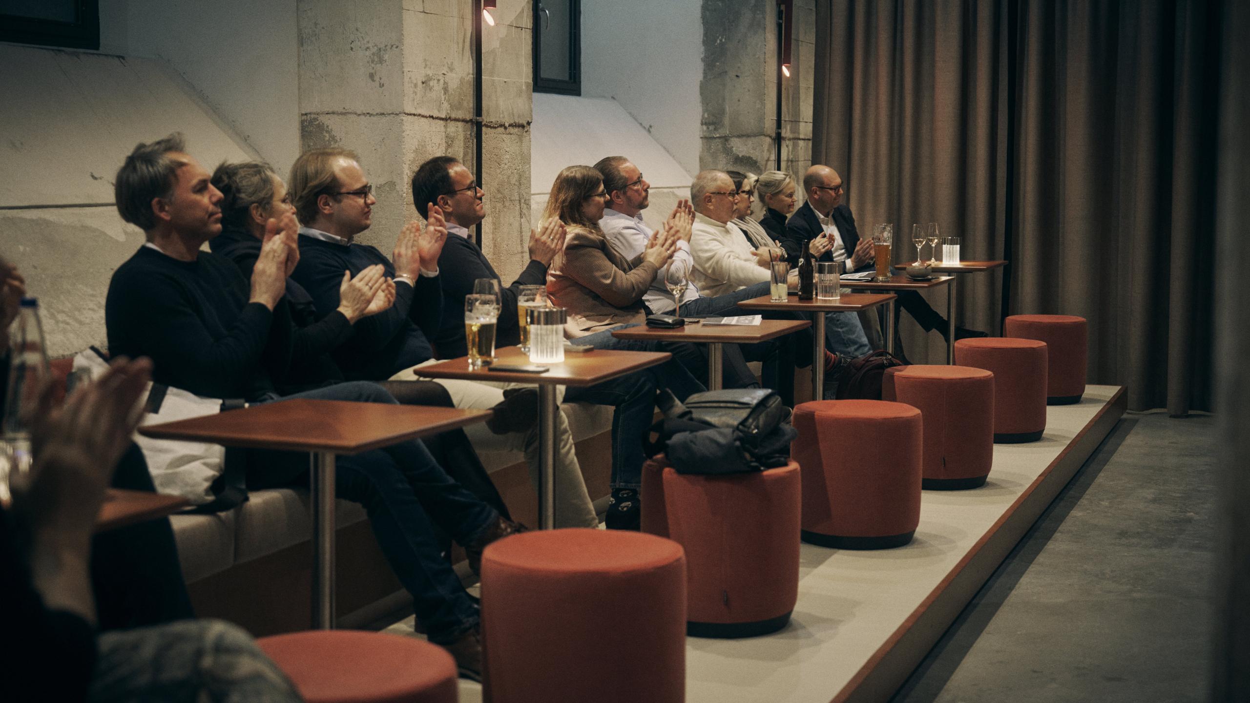 Ein Vortrag in der Barbastelle Bar im Untergeschoss des Bergson